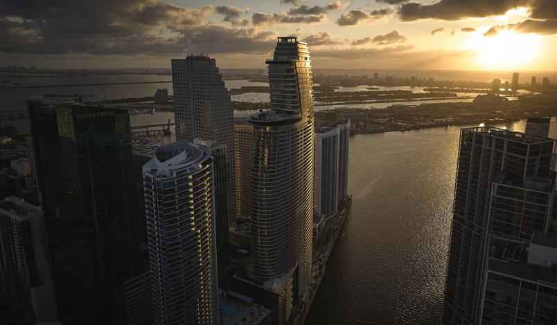 El fabricante de automóviles de lujo Aston Martin presenta un rascacielos residencial en el centro de Miami