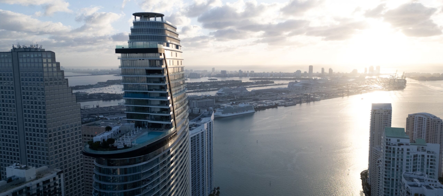 Nuevas imágenes de Aston Martin Residences muestran porqué continúa entre los edificios más impactantes del horizonte de la Bahía de Biscayne